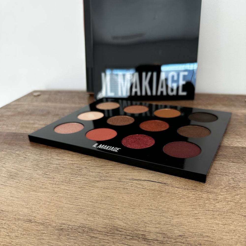 Eye shadow pallet and travel face wash gift set